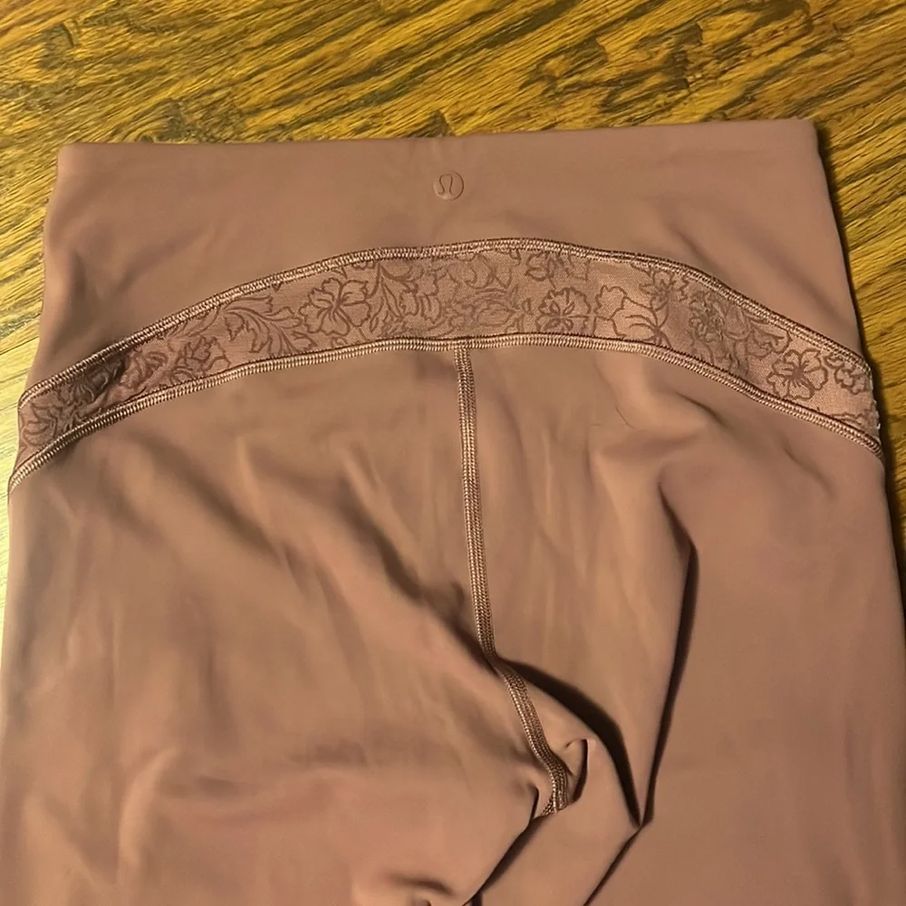Lululemon lace accent cropped leggings - Picture 4 of 4